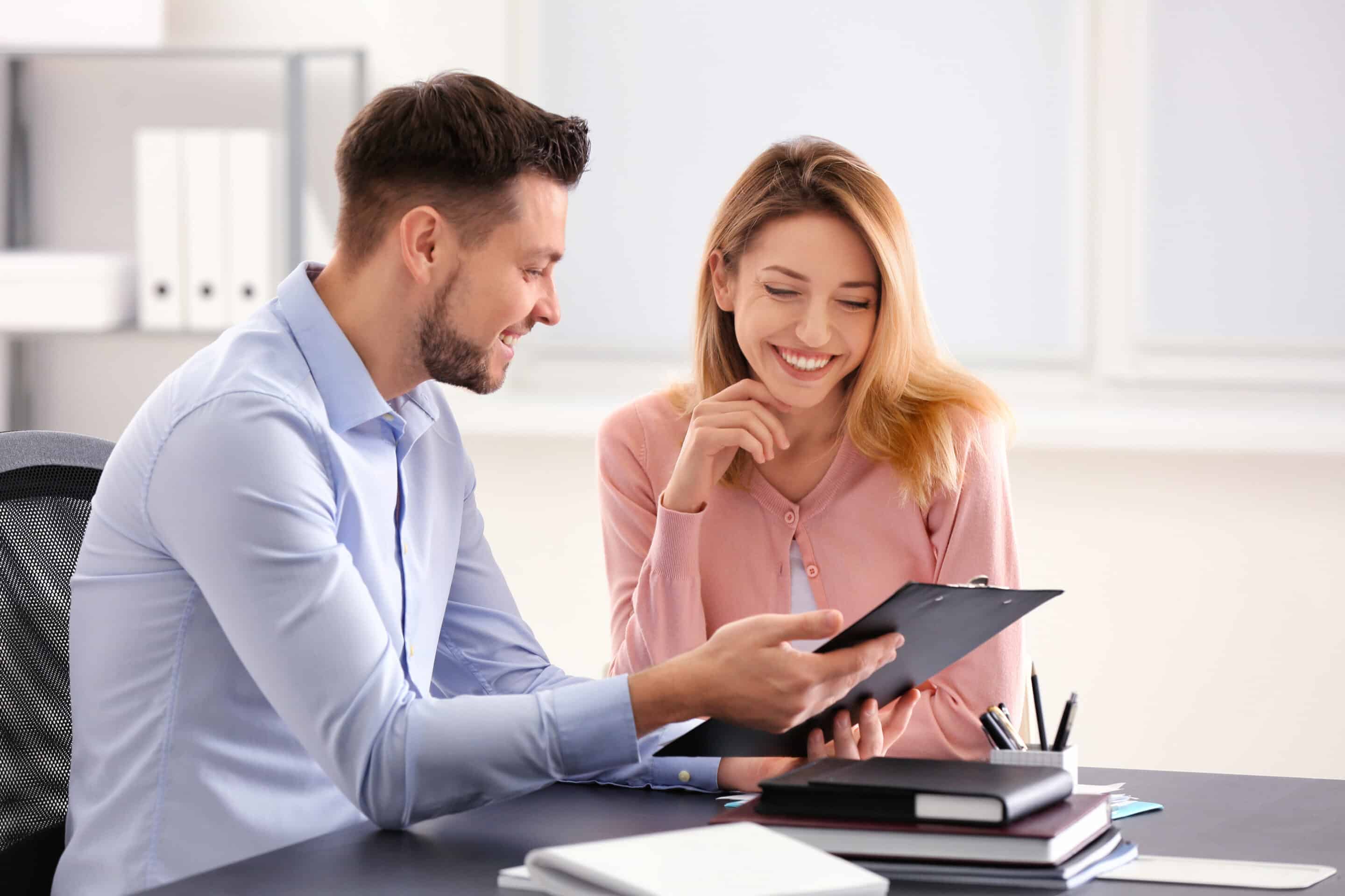 Asesor de Nova Finance Corp hablando con una clienta